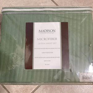 Queen size sheet set, sage green. Flat & fitted sheet, 2 standard pillowcases